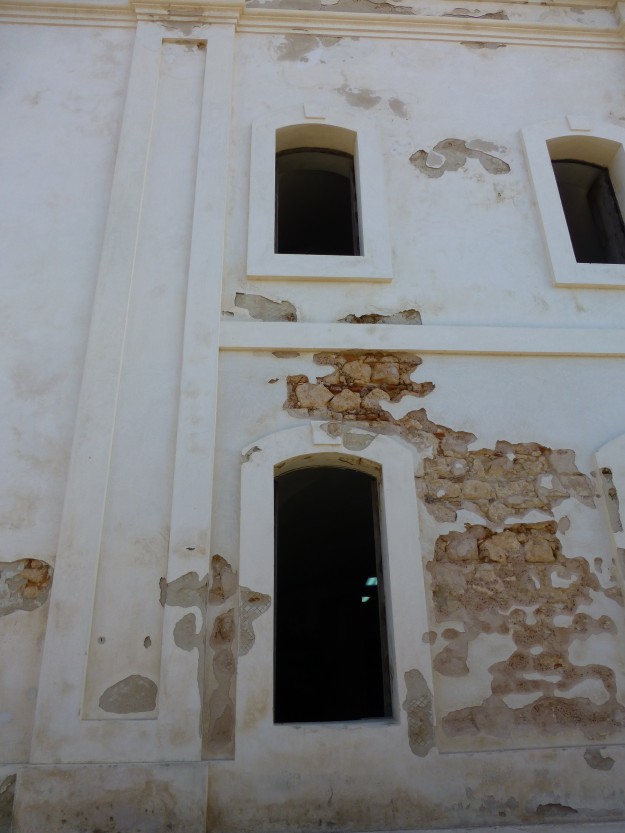 One of the Castillo San Cristobal walls restored to its original lustre. This whitewashed look is how the fort would have looked when originally built.