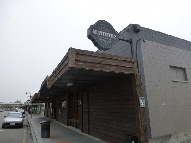 Kaikoura, New Zealand Restaurant: The ruggedness of the building seemed to match the rocky ocean view seen from its windows and patio.