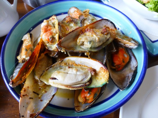 The Mussel Pot in Havelock, New Zealand: Baked mussels - the bacon and cheese one can't be missed!