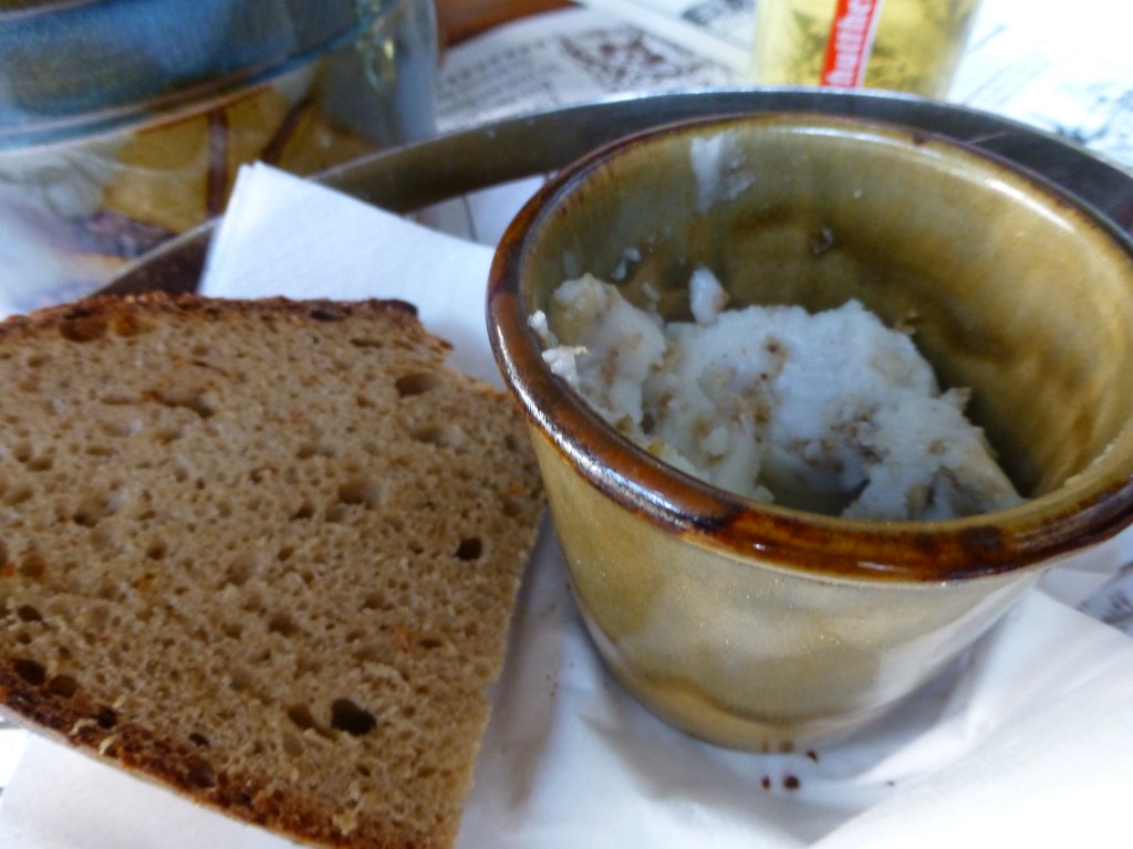 Zur Letzten Instanz serves bread with lard. 