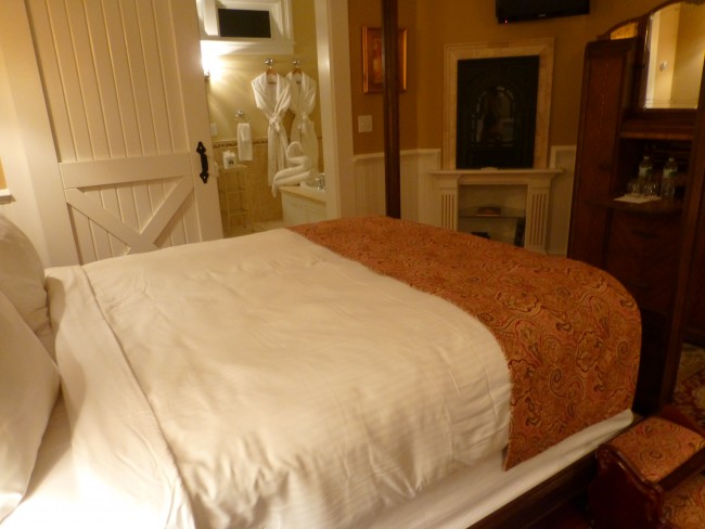 Carriage House Room: Bed at Cliffside Inn 