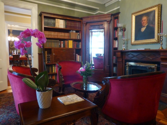 The lovely and relaxing library at Cliffside Inn.