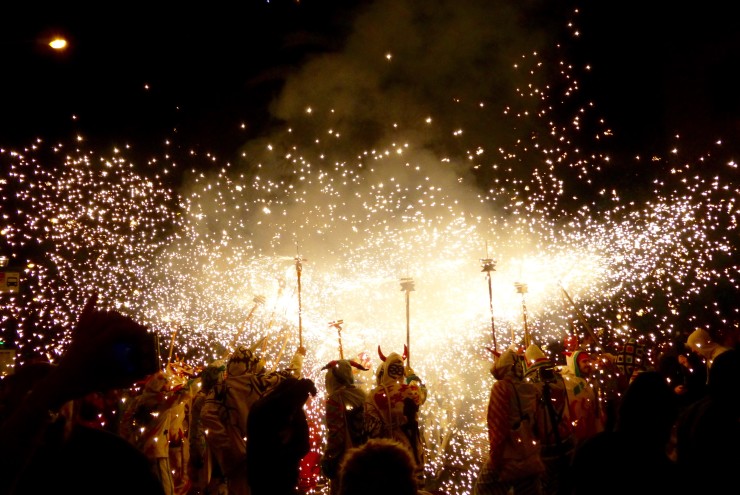 ...and the parade lights up. 