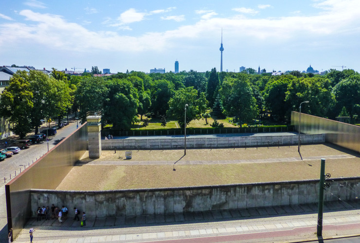 A vista do muro de Berlim permanece da torre do centro de documentação.