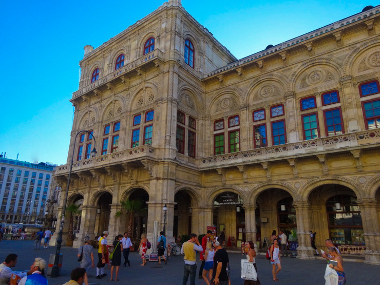 A lot of activity in front of the Vienna State Opera, but no performances. 