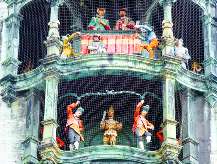 Glockenspiel Performance in Marienplatz Square in Munich: Twirling dancers while the King and Queen look on. 
