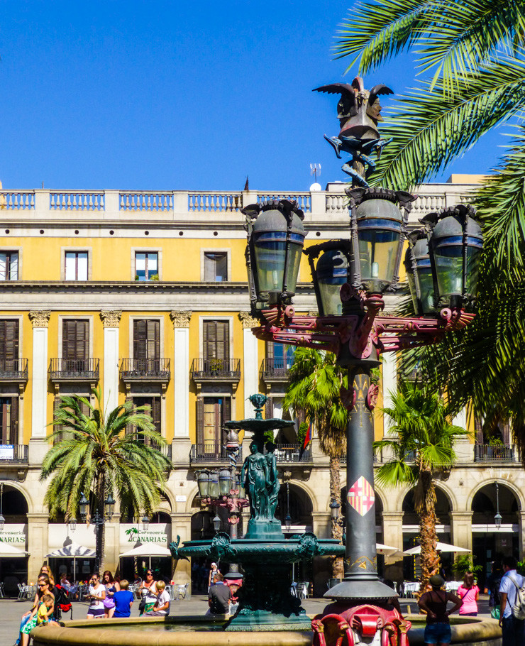 Find some romance in a vibrant Barcelona square. 