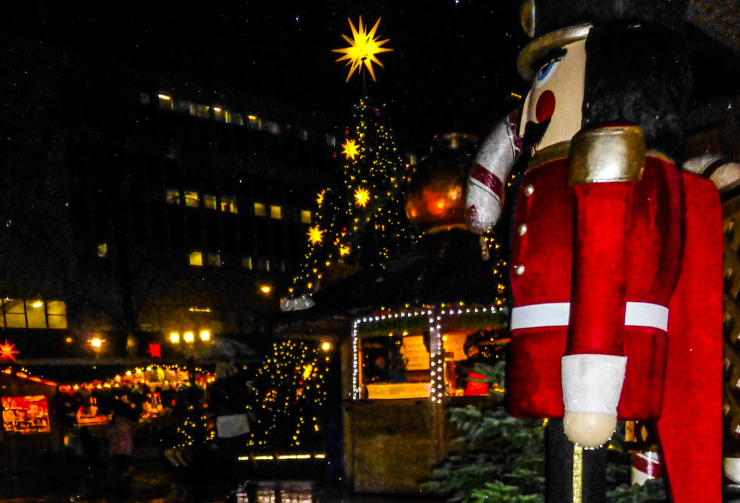 Vancouver Christmas Market: Luckily rain doesn't block Christmas lights. 