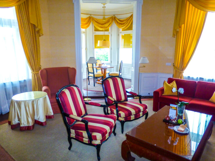 Le Palais Hotel: The spacious living room and amazing circular dining room in my guestroom.