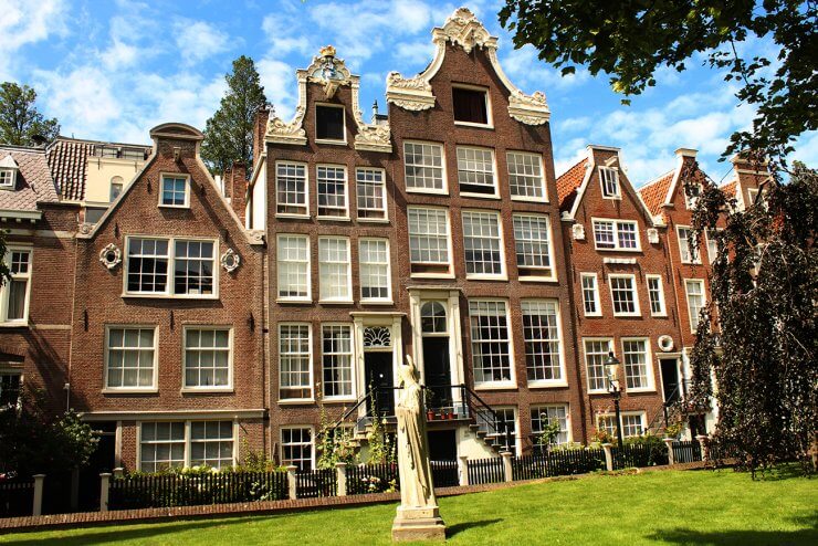 Pretty Begijnhof in Amsterdam 