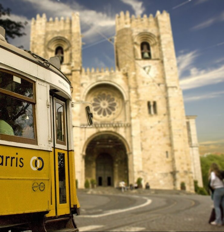 Tram 28 going up to Se Cathedral