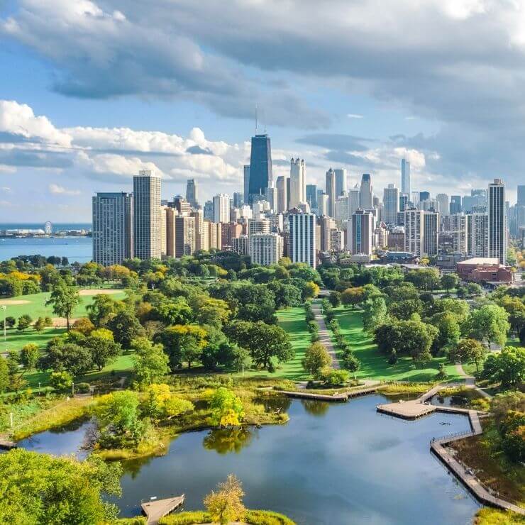 Spend a day in Chicago exploring the streets and parks among the impressive skyscrapers of this beautiful city. 