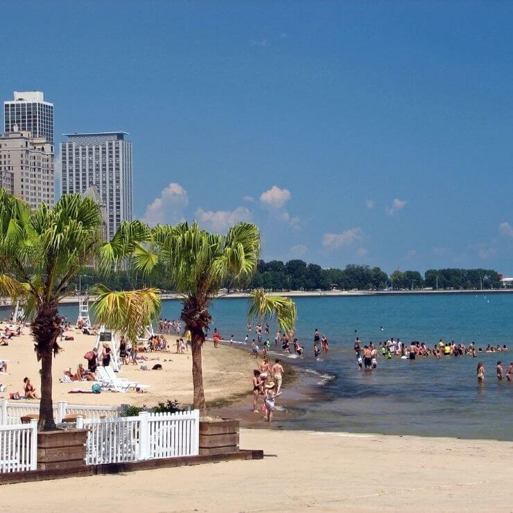 Oak Street Beach in Chicago: a tropical feeling paradise in the middle of the Midwest city. 