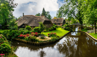 Beautiful homes and canals like these ones make a day trip to Giethoorn worth the journey from Amsterdam.