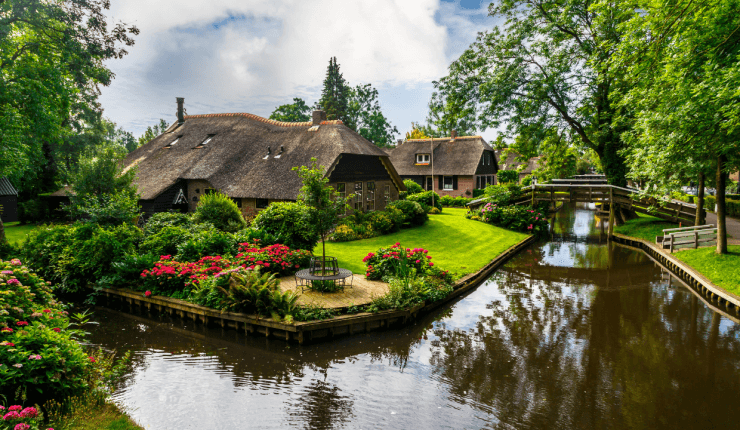 Beautiful homes and canals like these ones make a day trip to Giethoorn worth the journey from Amsterdam.